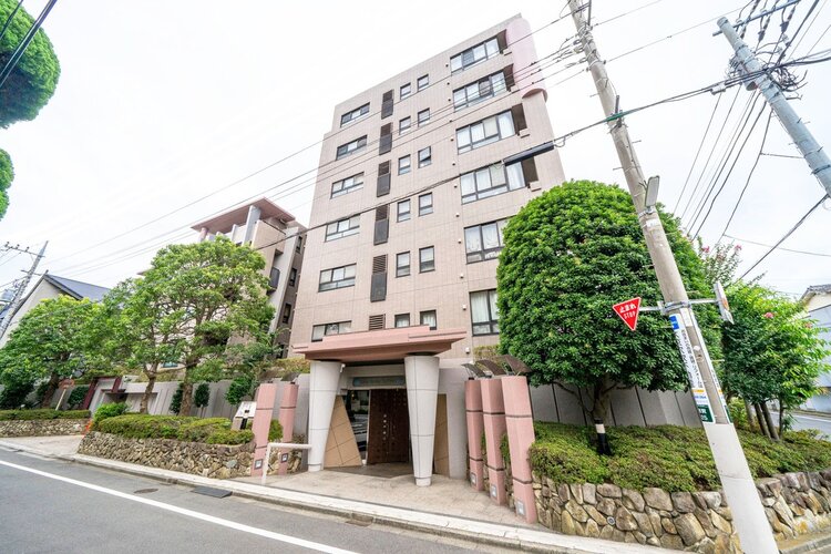 令和4年共用部大規模修繕工事実施済!馬事公苑や砧公園の緑に恵まれた住環境・鮮やかな植栽に囲まれた重厚感のあるマンションです。 令和4年共用部大規模修繕工事実施済!馬事公苑や砧公園の緑に恵まれた住環境・鮮やかな植栽に囲まれた重厚感のあるマンションです。