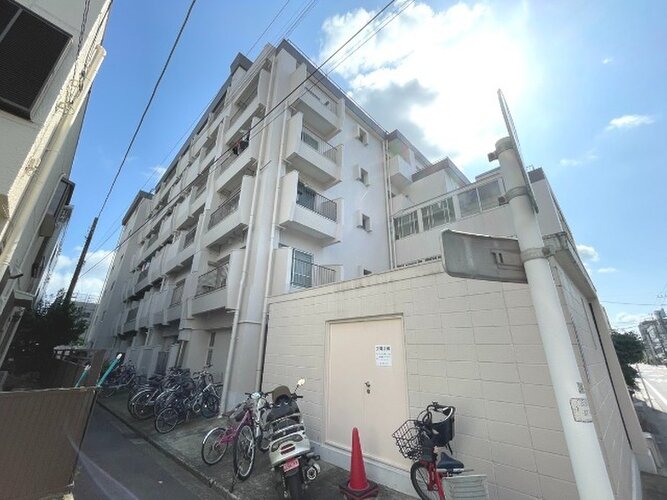 統一した色調でデザインされたマンションは周囲と調和した景観を生み出しています。