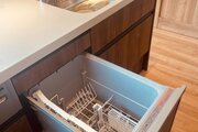 キッチン　・食器洗浄乾燥機は引き出しタイプで出し入れラクラクです。