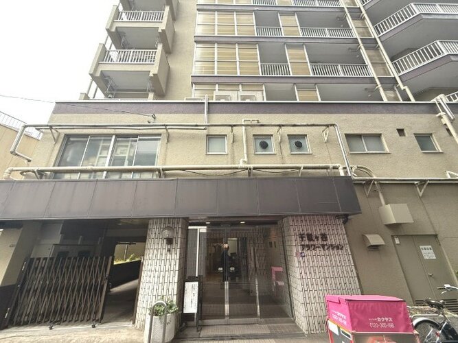 統一した色調でデザインされたマンションは周囲と調和した景観を生み出しています。