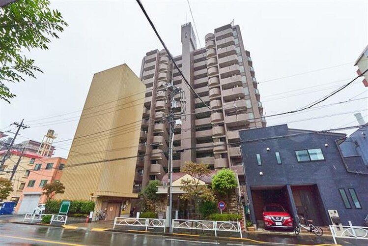 伸びやかな印象を受けるマンションです。暮らす人の快適さを考えた街並みに溶け込んだ色調の住まい。 伸びやかな印象を受けるマンションです。暮らす人の快適さを考えた街並みに溶け込んだ色調の住まい。