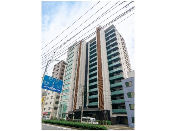 格調と静謐を強く息づかせたデザイン空間が、住む人や訪れる人を館内へとやさしくエスコートします。 格調と静謐を強く息づかせたデザイン空間が、住む人や訪れる人を館内へとやさしくエスコートします。