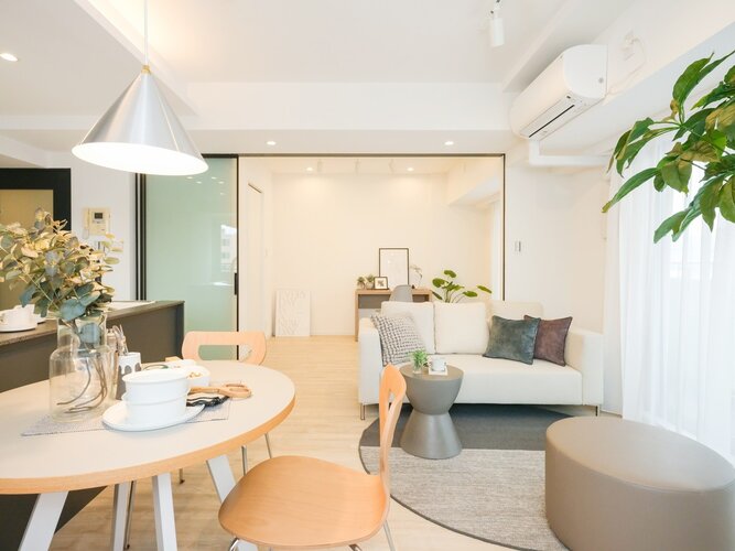 引き戸を開放することで、お隣の洋室3と合わせて約18.8帖の拡張リビングとしてもお使いいただけます。 引き戸を開放することで、お隣の洋室3と合わせて約18.8帖の拡張リビングとしてもお使いいただけます。