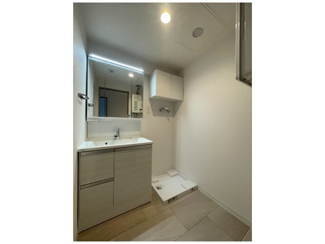 何かと物が増える場所だからこそ、スッキリと見映えの良い空間に。身だしなみチェックや肌のお手入れを♪