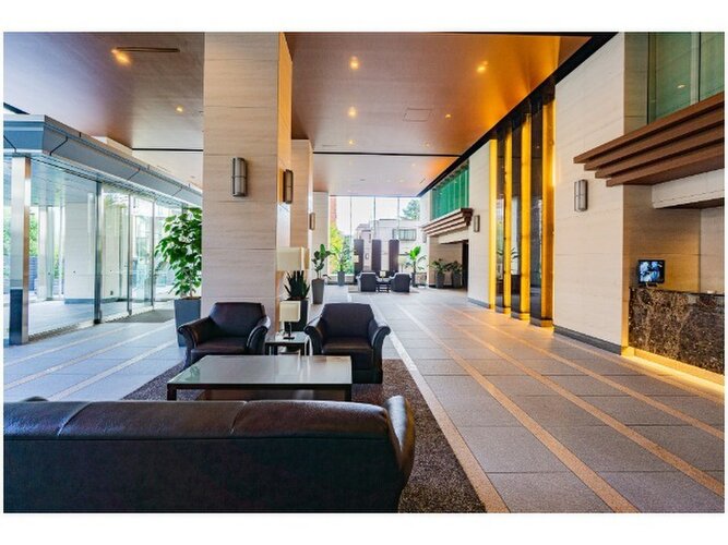 開放感溢れる空間。厳選された素材で構成された壁面。ホテルライクな共用部分は充実さも兼備しています。 開放感溢れる空間。厳選された素材で構成された壁面。ホテルライクな共用部分は充実さも兼備しています。