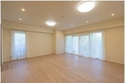 お部屋の形が綺麗なリビングの為、テーブルやソファなどの家具を一通り置くことができそうです♪ お部屋の形が綺麗なリビングの為、テーブルやソファなどの家具を一通り置くことができそうです♪