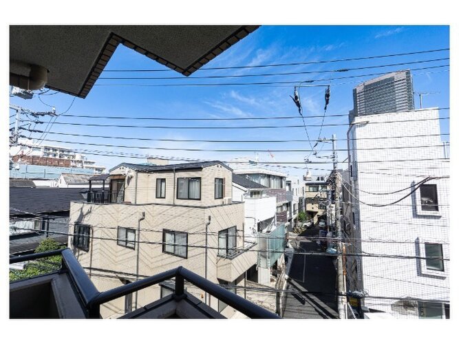 都市型生活をより快適にコーディネートするかのように、周りの情景とマッチしたバルコニー。