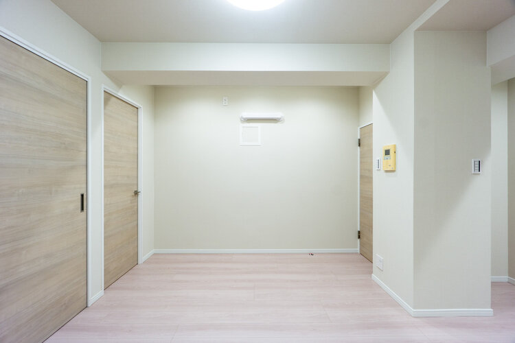 柔らかな色合いのフローリングと清潔感のあふれる白のクロスが明るい空間を創り出しているLDK。