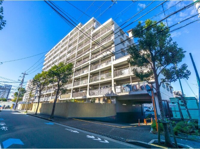 統一した色調でデザインされたマンションは周囲と調和した景観を生み出しています。 統一した色調でデザインされたマンションは周囲と調和した景観を生み出しています。