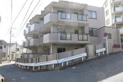 閑静な住宅街に佇むマンション。柔らかい色調とマットな素材が穏やかな雰囲気を奏でます。 閑静な住宅街に佇むマンション。柔らかい色調とマットな素材が穏やかな雰囲気を奏でます。