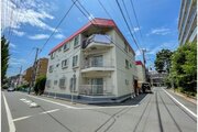 桜新町駅まで徒歩8分。都市生活の利便性と充実感を得られる立地に佇んでいます。