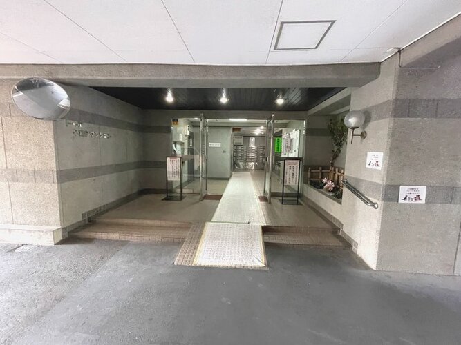 西早稲田駅まで徒歩2分。都市生活の利便性と充実感を得られる立地に佇んでいます。 西早稲田駅まで徒歩2分。都市生活の利便性と充実感を得られる立地に佇んでいます。