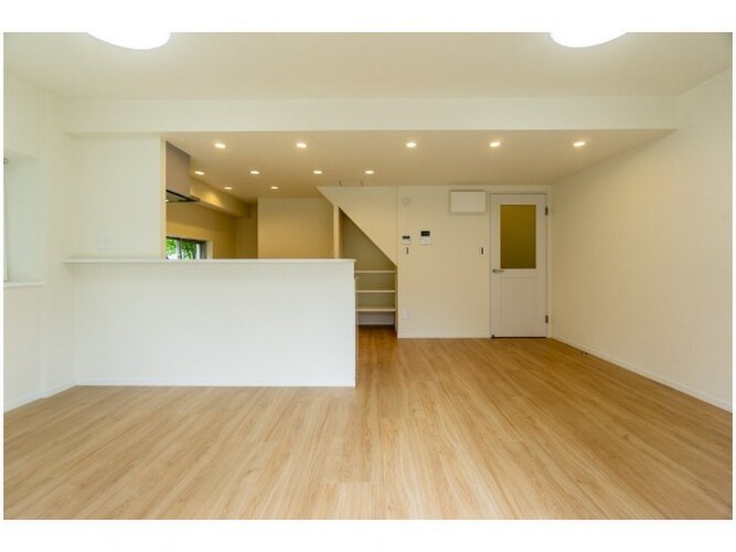 広さ16帖の落ち着いた雰囲気のLDK。伸びやかな空間の中で、ゆったりとしたひとときを過ごせそうです。 広さ16帖の落ち着いた雰囲気のLDK。伸びやかな空間の中で、ゆったりとしたひとときを過ごせそうです。