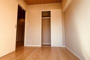 居室・　洋室には間口の広いクローゼットがあります。リビングとの扉はレールのない引き戸なので、空間が一体となり上質の居住空間になります。