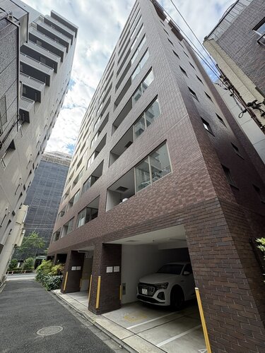 駅まで徒歩5分。都市生活の利便性と充実感を得られる立地に佇んでいます。