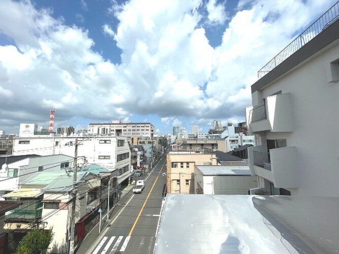 目の前に大きく広がる空。思わず深呼吸したくなる気持ちのよい眺望です。