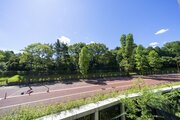 バルコニーからは赤坂御用地の緑地を望むことができます。清らかで穏やかな時間が流れ、のびやかに広がる空が日常に。至福の時間に包まれる住まいです。