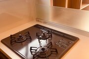 キッチン　・三口コンロや食器洗浄機が搭載されているシステムキッチンです。使い勝手良好で、家事時短の味方です。キッチンにも窓があり、換気もしやすくなっております。