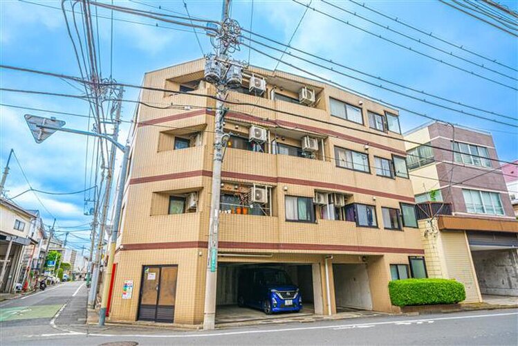 生活が送りやすい低層マンション。落ち着きのある素材感で優しい表情に仕立てています。 生活が送りやすい低層マンション。落ち着きのある素材感で優しい表情に仕立てています。