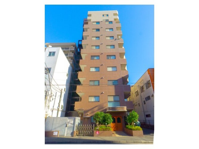 平成築、総戸数31戸のマンション。最寄り駅「横須賀中央」駅まで徒歩7分ほど。