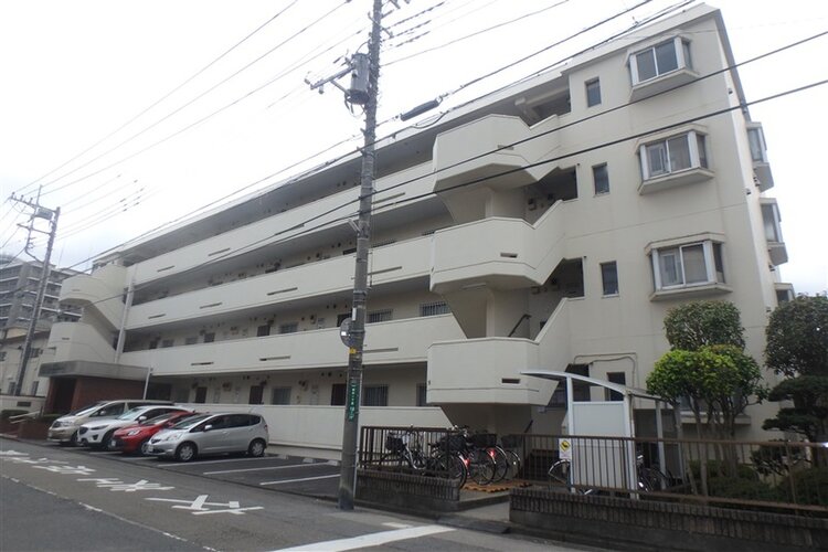 総戸数27戸のマンション。最寄り駅「川口元郷」駅までは徒歩8分ほど。