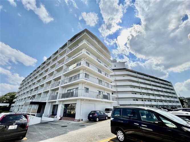 重厚なイメージを受けるマンション。住むほどにその印象が誇らしくなります。 重厚なイメージを受けるマンション。住むほどにその印象が誇らしくなります。