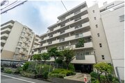 閑静な住宅街に佇むマンション。柔らかい色調とマットな素材が穏やかな雰囲気を奏でます。