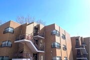 世田谷区の閑静な低層住宅エリアに佇む3階建てマンションです。 世田谷区の閑静な低層住宅エリアに佇む3階建てマンションです。