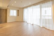 多くの光を取りこむＬＤＫは照明と質感の高いフローリングでスタイリシュに。より使いやすくより美しく♪