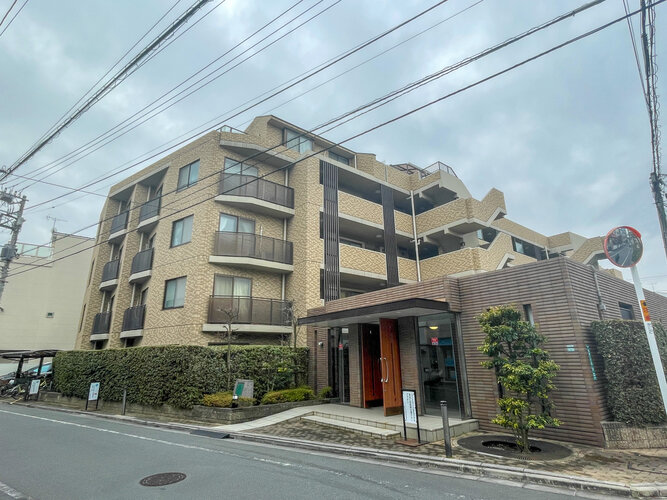 閑静な住宅街に佇むマンション。柔らかい色調とマットな素材が穏やかな雰囲気を奏でます。 閑静な住宅街に佇むマンション。柔らかい色調とマットな素材が穏やかな雰囲気を奏でます。