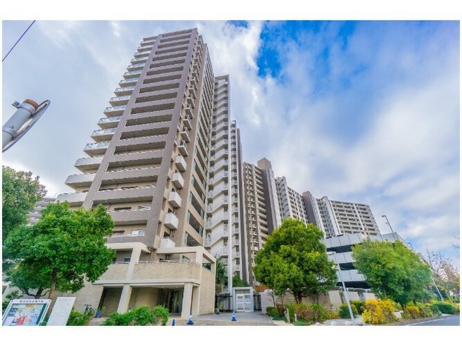 どこか余裕を感じさせるシャープなフォルムで佇む外観は、晴天の空と合わせる事で堂々たる趣を見せます。 どこか余裕を感じさせるシャープなフォルムで佇む外観は、晴天の空と合わせる事で堂々たる趣を見せます。