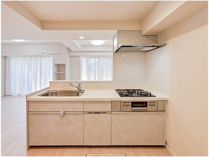 目の前をオープンにすることで開放感が生まれる対面式キッチン。家事をお手伝いしてもらうのもいいですね♪ 目の前をオープンにすることで開放感が生まれる対面式キッチン。家事をお手伝いしてもらうのもいいですね♪