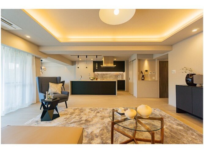 広さ32.1帖の落ち着いた雰囲気のLDK。伸びやかな空間の中で、ゆったりとしたひとときを過ごせそうです。