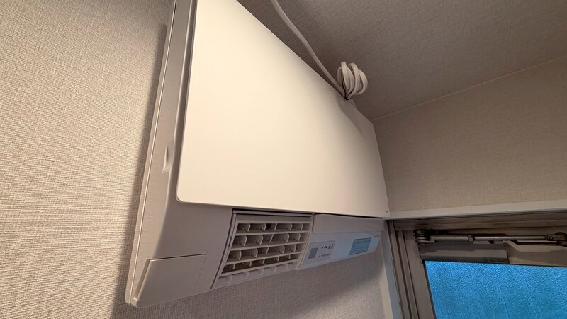 洗面室に寒い季節も安心の壁付けヒーターがあります。