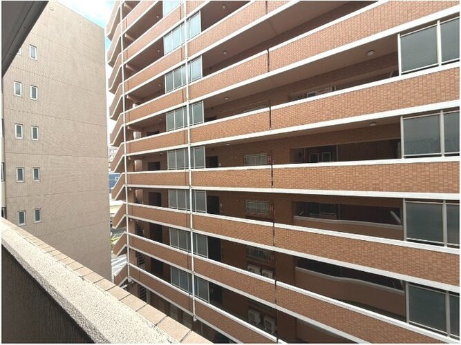 バルコニーからの眺望。近隣の建物との間隔もしっかり取られて風通し良好です。 バルコニーからの眺望。近隣の建物との間隔もしっかり取られて風通し良好です。