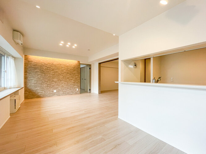 お部屋の形が綺麗なリビングの為、テーブルやソファなどの家具を一通り置くことができそうです♪