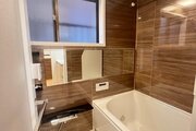 浴室　・ブラウンのウッド調パネルがくつろぎと高級感を演出するバスルーム。窓があり明るい浴室内を乾燥させる機能もありますので、カビの発生を抑えることができます。