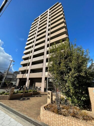 統一した色調でデザインされたマンションは周囲と調和した景観を生み出しています。 統一した色調でデザインされたマンションは周囲と調和した景観を生み出しています。