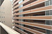 バルコニーからの眺望。近隣の建物との間隔もしっかり取られて風通し良好です。 バルコニーからの眺望。近隣の建物との間隔もしっかり取られて風通し良好です。