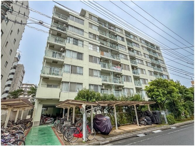 統一した色調でデザインされたマンションは周囲と調和した景観を生み出しています。