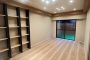 リビング　・リビングダイニングの壁面には小物の収納やディスプレイに便利な可動棚付きです。機能面だけでなくデザイン性とデッドスペース削減も重視し、洗練された上質空間を演出します。