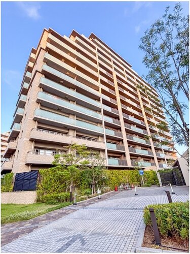 どこか余裕を感じさせるシャープなフォルムで佇む外観は、晴天の空と合わせる事で堂々たる趣を見せます。 どこか余裕を感じさせるシャープなフォルムで佇む外観は、晴天の空と合わせる事で堂々たる趣を見せます。