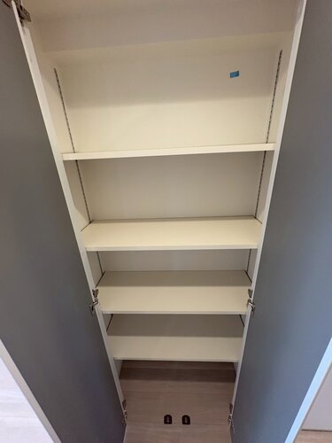 廊下収納　＊自由に棚の高さを変えられます＊