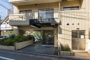 日勤の管理人さんによってお手入れが行き届いたエントランスです。共用部は定期的なメンテナンスで綺麗に保たれています。 日勤の管理人さんによってお手入れが行き届いたエントランスです。共用部は定期的なメンテナンスで綺麗に保たれています。