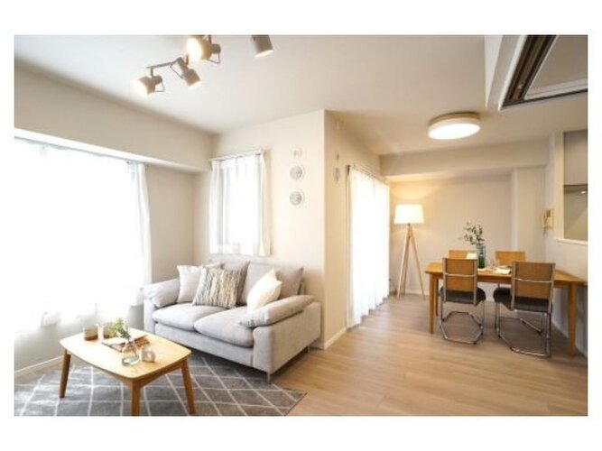 落ち着きのあるフローリングと清潔感のあるクロスが心和む空間を作り出しています。 落ち着きのあるフローリングと清潔感のあるクロスが心和む空間を作り出しています。