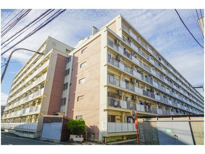 どこか余裕を感じさせるシャープなフォルムで佇む外観は、晴天の空と合わせる事で堂々たる趣を見せます。 どこか余裕を感じさせるシャープなフォルムで佇む外観は、晴天の空と合わせる事で堂々たる趣を見せます。