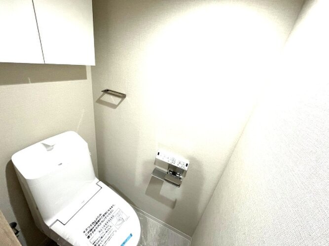 ウォシュレット機能付きのトイレは、収納が付いて実用性も兼ね備えた造りです。