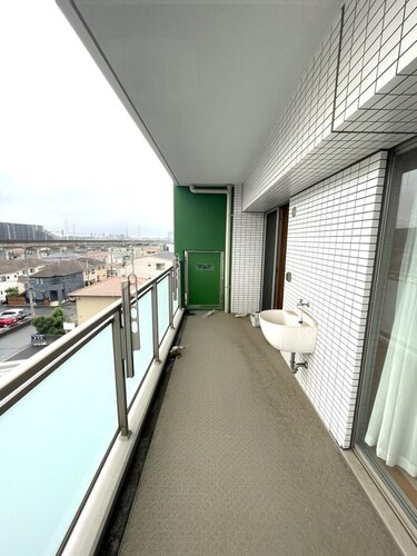 6階建5階部分、南東向き角部屋、L字バルコニー