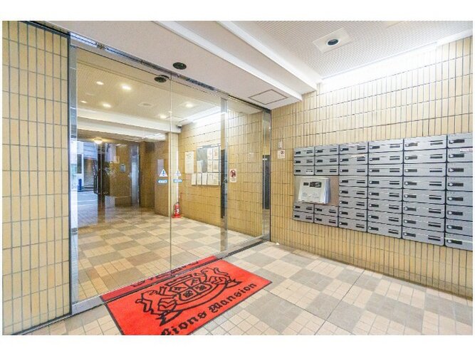 セキュリティ面で安心感アップのオートロック完備。隙のないエントランススペースです。