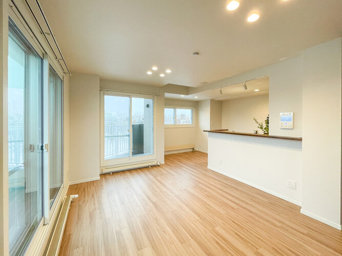 明るい風通しのよい空間のリビングダイニング。家具を置いても余裕を感じられる広さも魅力です。 明るい風通しのよい空間のリビングダイニング。家具を置いても余裕を感じられる広さも魅力です。